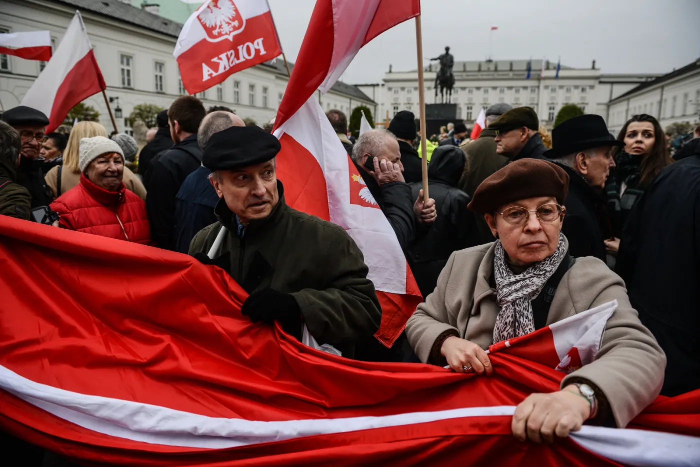 2513332-warszawa-uczestnicy-apelu-pamieci.jpg