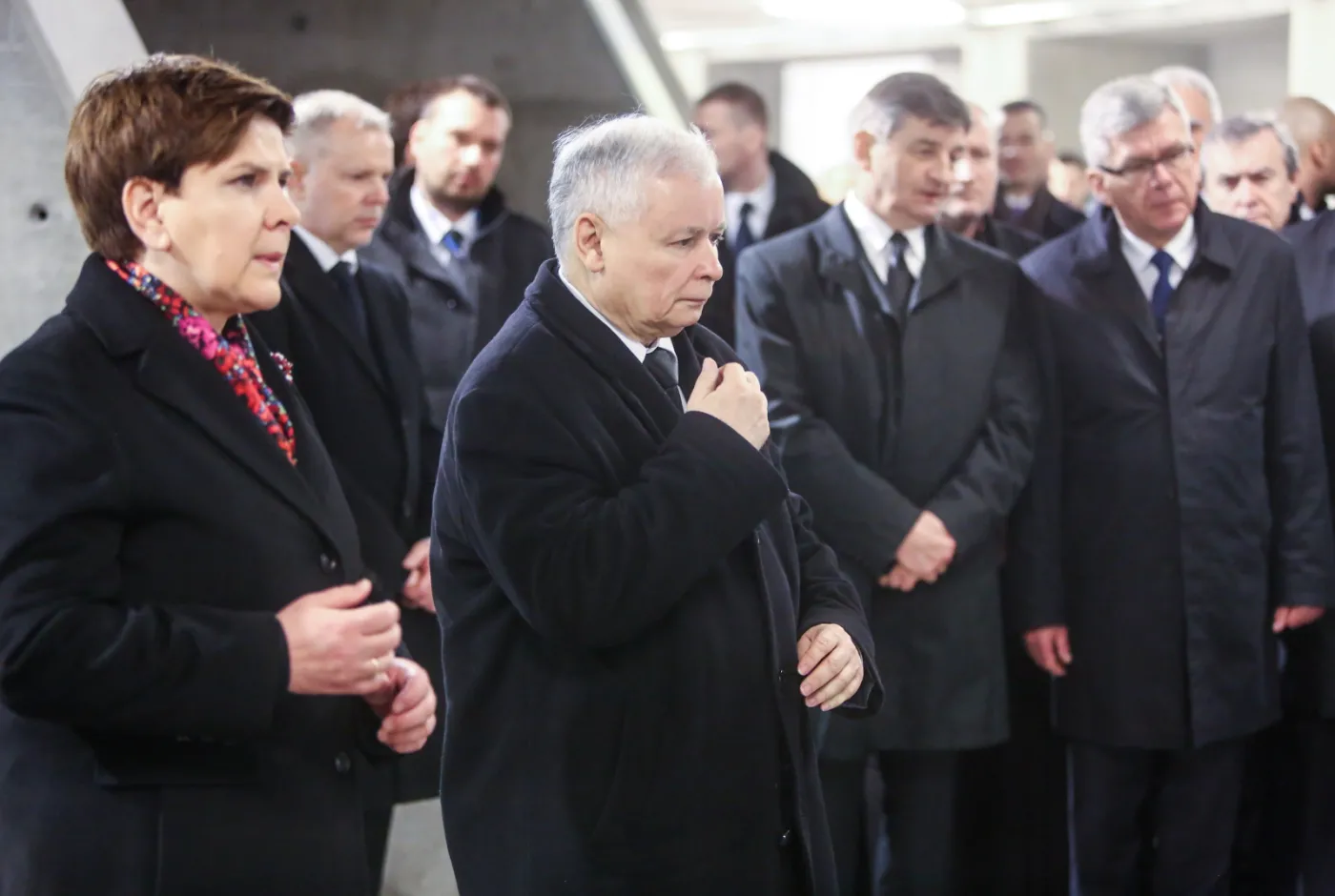Premier Beata Szydło, prezes PiS Jarosław Kaczyński, marszałkowie Sejmu Marek Kuchciński  i Senatu Stanisław Karczewski, oddają hołd ofiarom katastrofy smoleńskiej w Świątyni Opatrzności Bożej w Warszawie