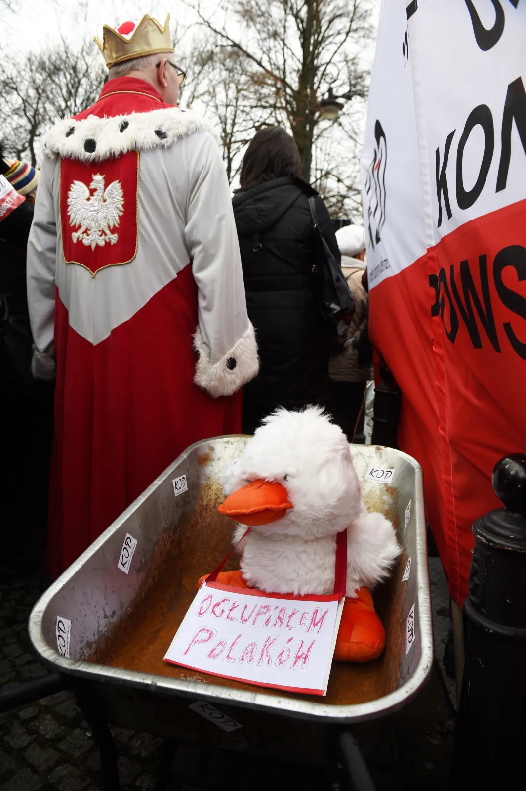 Uczestnicy manifestacji Komitetu Obrony Demokracji, zbierają się przed Sejmem