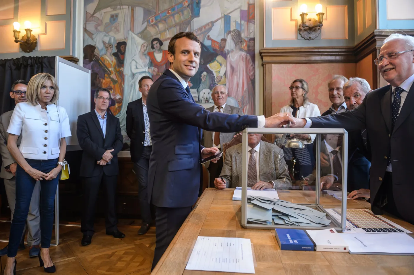 Frekwencja w niedzielnych wyborach we Francji niższa niż w 2012