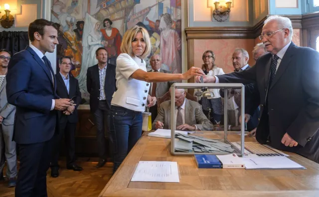 Emmanuel Macron gra o pełną pulę