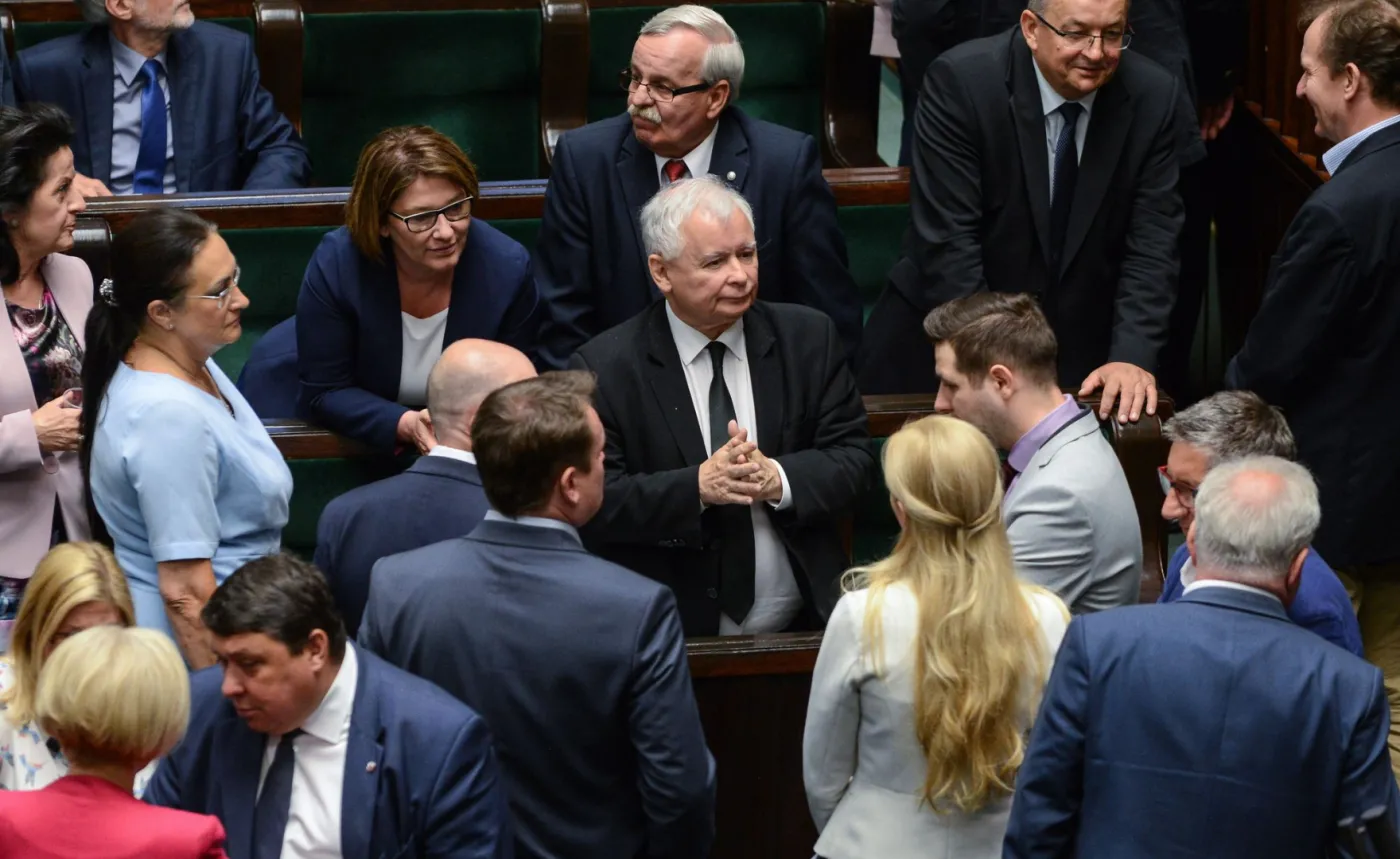 Kran z ciepłą wodą w rękach PiS