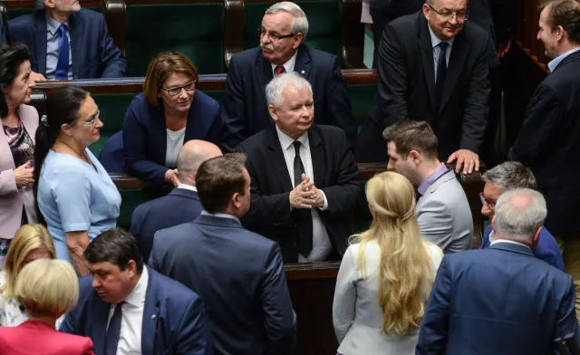 Kran z ciepłą wodą w rękach PiS