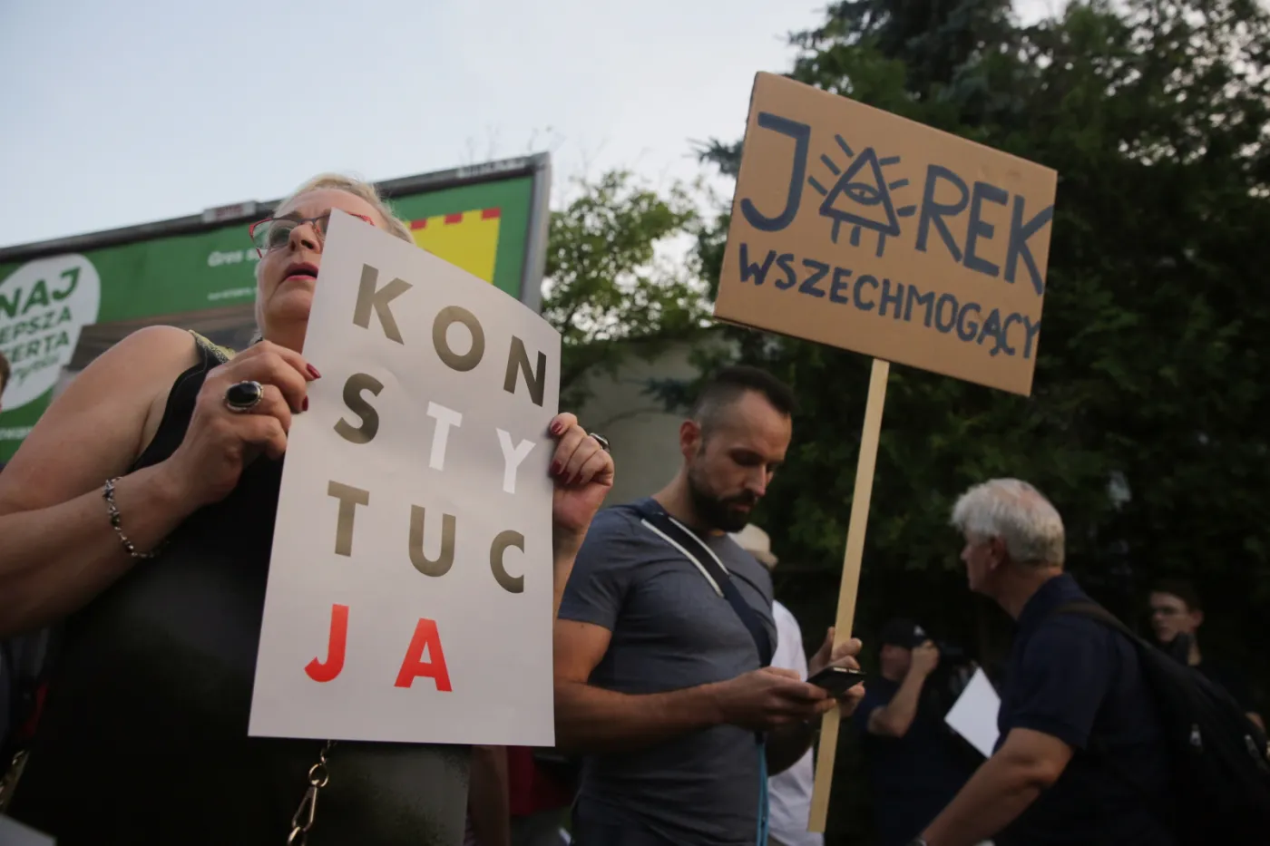 Horała: Manifestacja przed domem prezesa PiS - naruszeniem "sfery prywatnej"