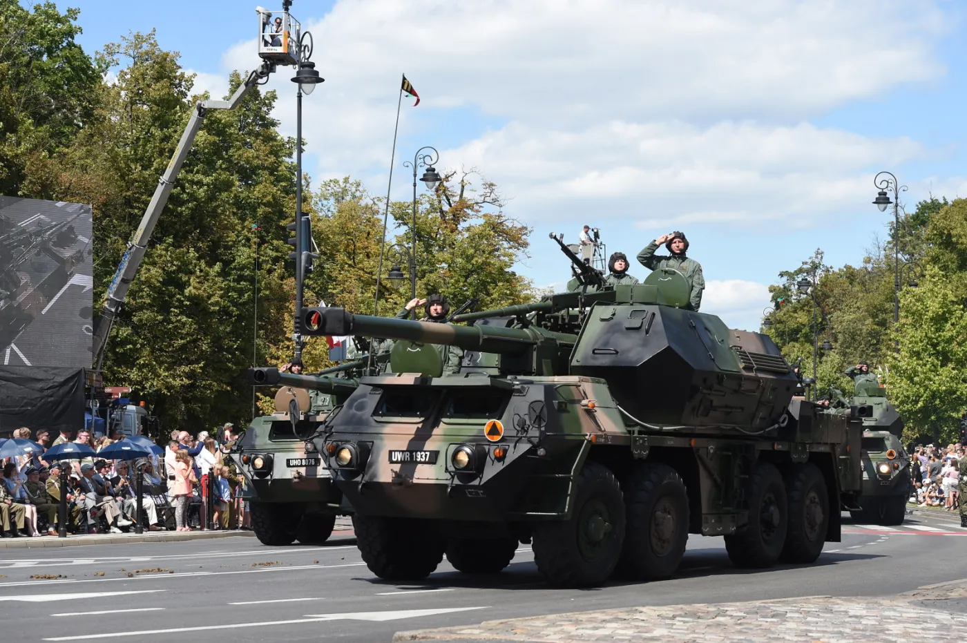 3053369-defilada-pojazdow-wojskowych-na.jpg