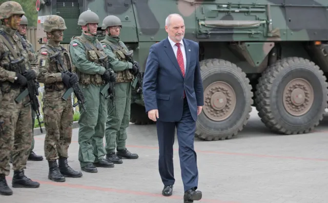 Macierewicz: Obrona wschodniej flanki przez NATO powstrzymuje Rosję