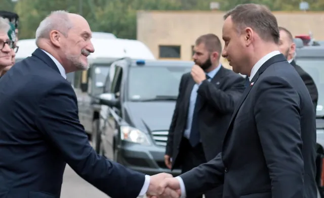 Miłosz: Na wojnie pałacu z MON traci Polska