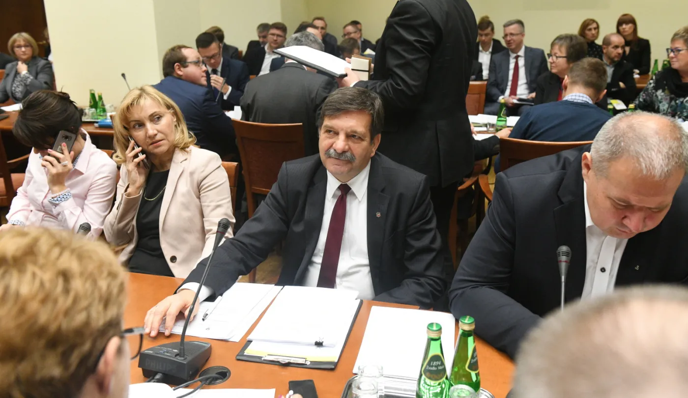 Przewodniczący podkomisji poseł PiS Janusz Śniadek podczas posiedzenie sejmowej komisji polityki społecznej i rodziny.