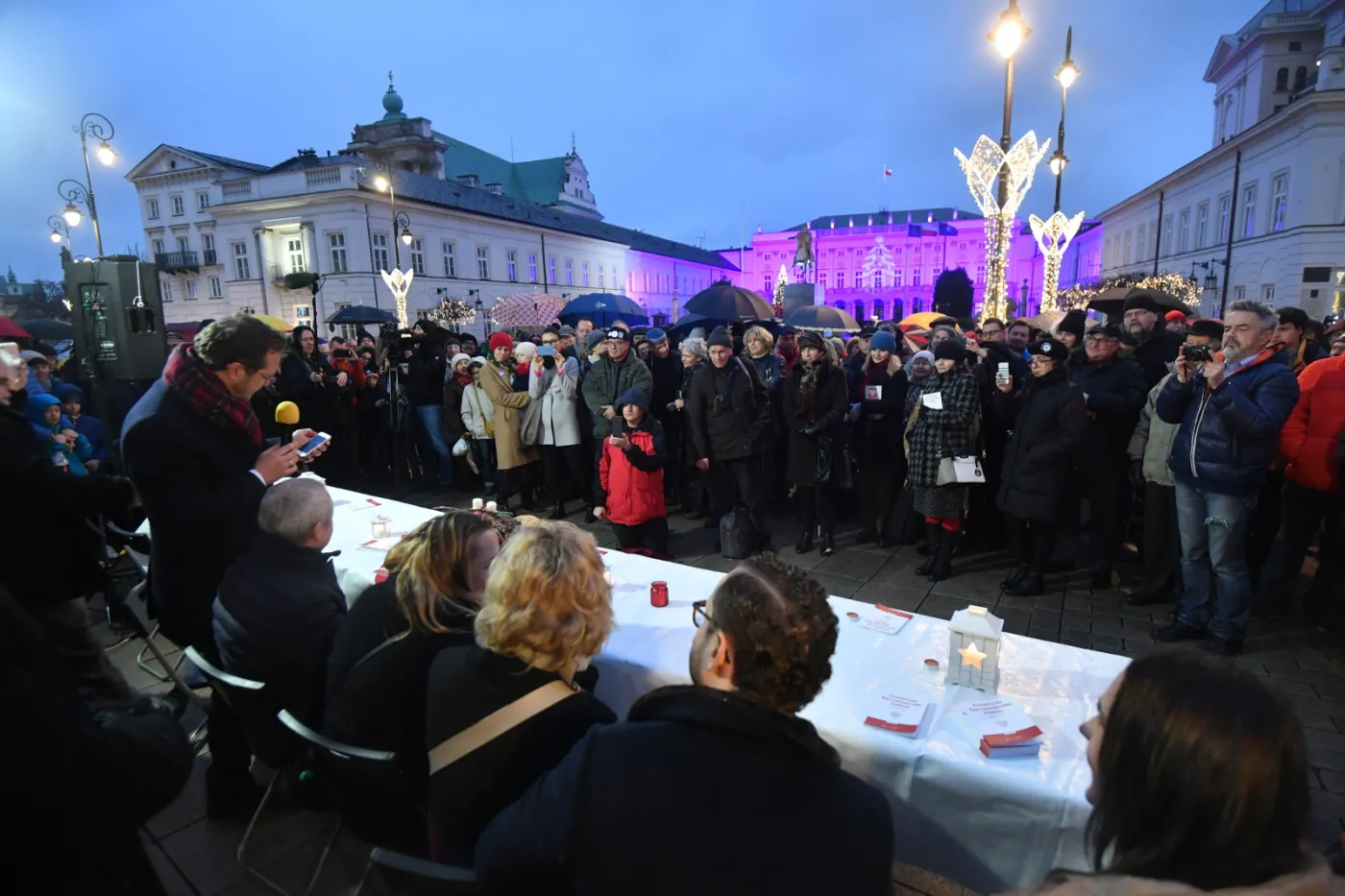 "Wigilia z Konstytucją": Organizacje pozarządowe protestowały pod Pałacem Prezydenckim