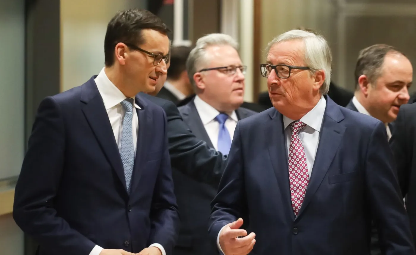 "WSJ": "Niebezpieczny precedens" ws. Polski. Morawiecki w obliczu "wybuchowej sytuacji"