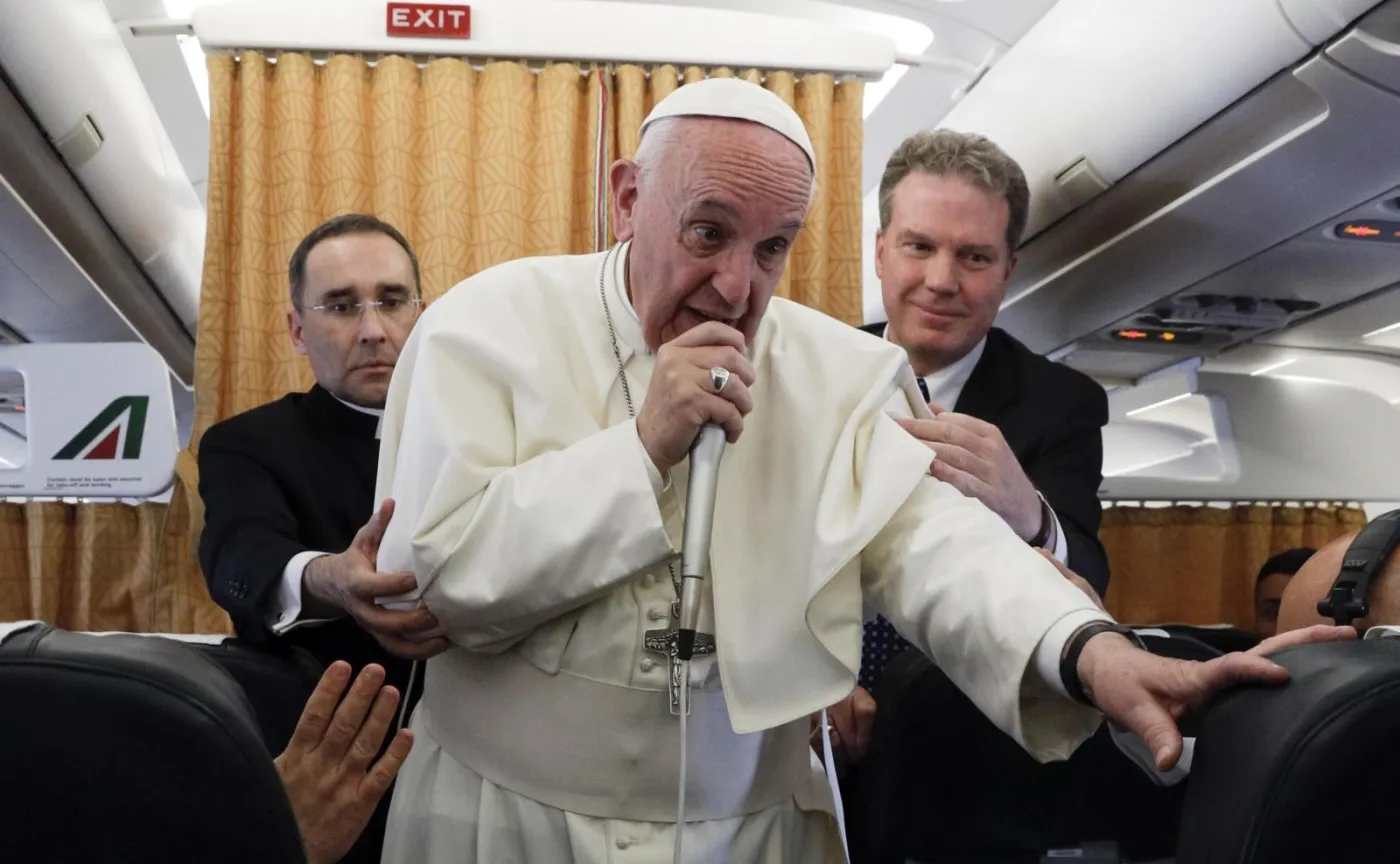 Papież Franciszek na pokładzie samolotu w drodze powrotnej z Egiptu