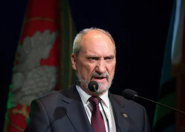 Szef MON: Ekshumacje pozwolą zakończyć stan niepewności