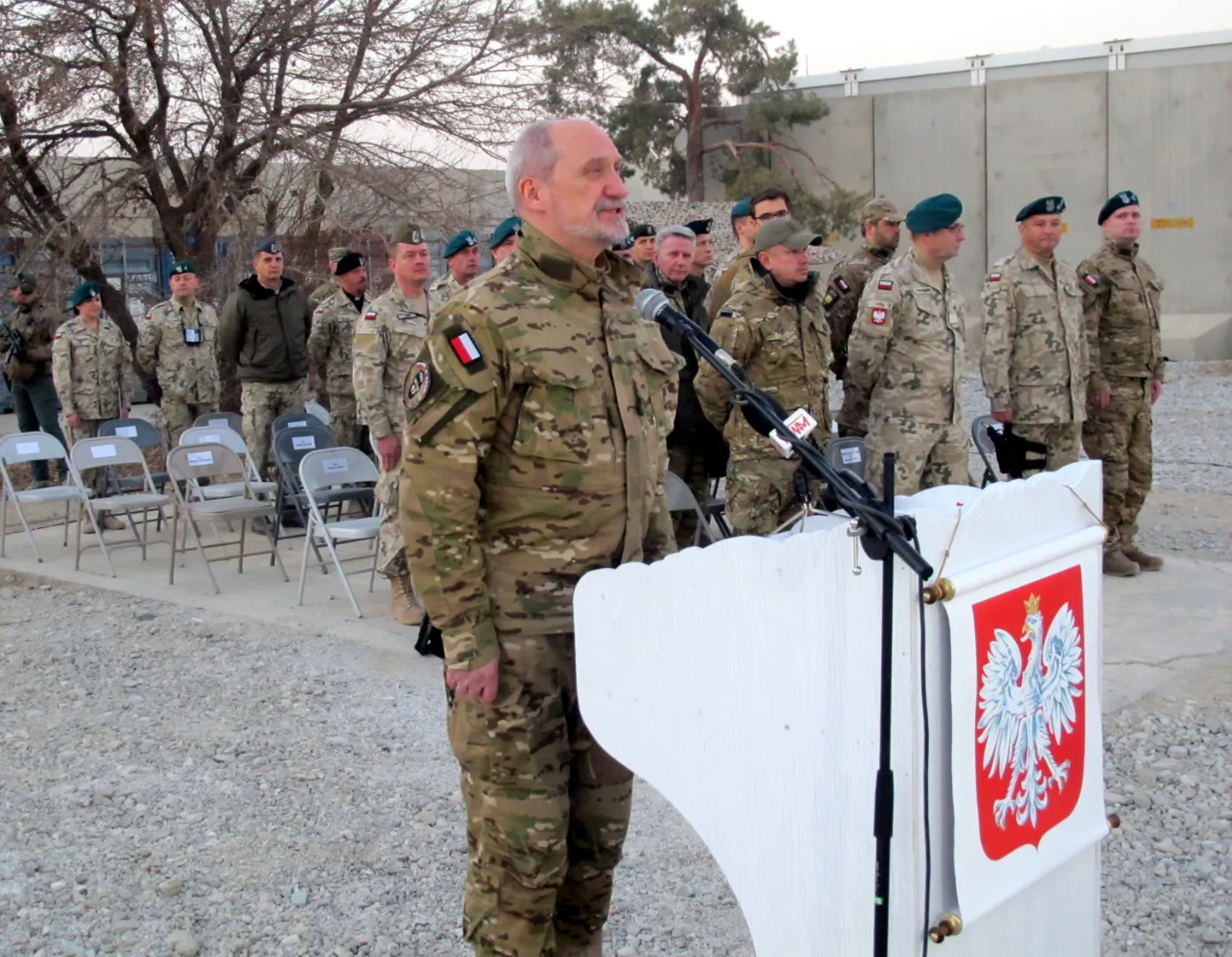 PO o odejściach dowódców: To dowód na dewastację armii przez Macierewicza