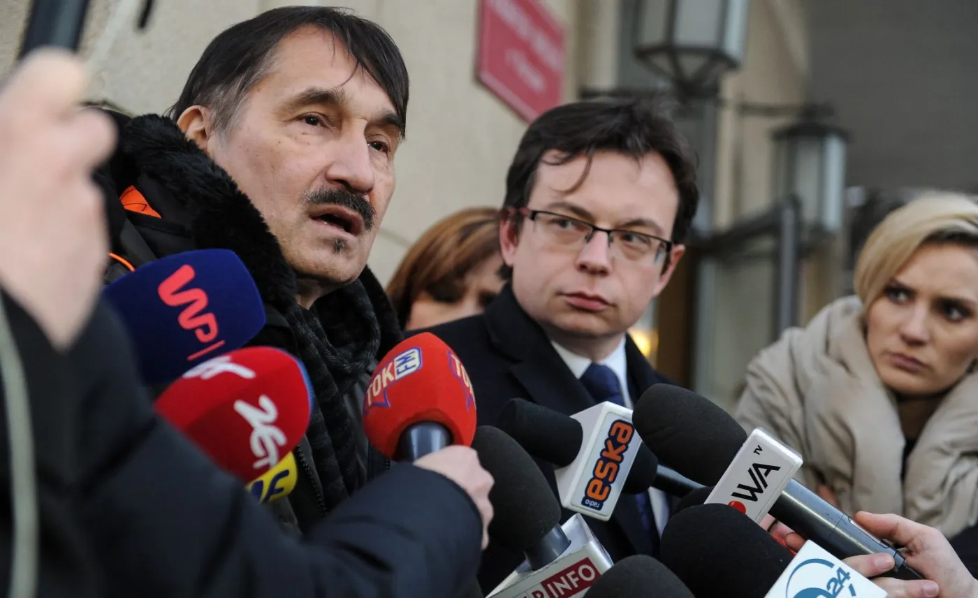 Pełnomocnik protestujących mec. Jarosław Kaczyński (C) i działacz Nowoczesnej Mariusz Malinowski (L)