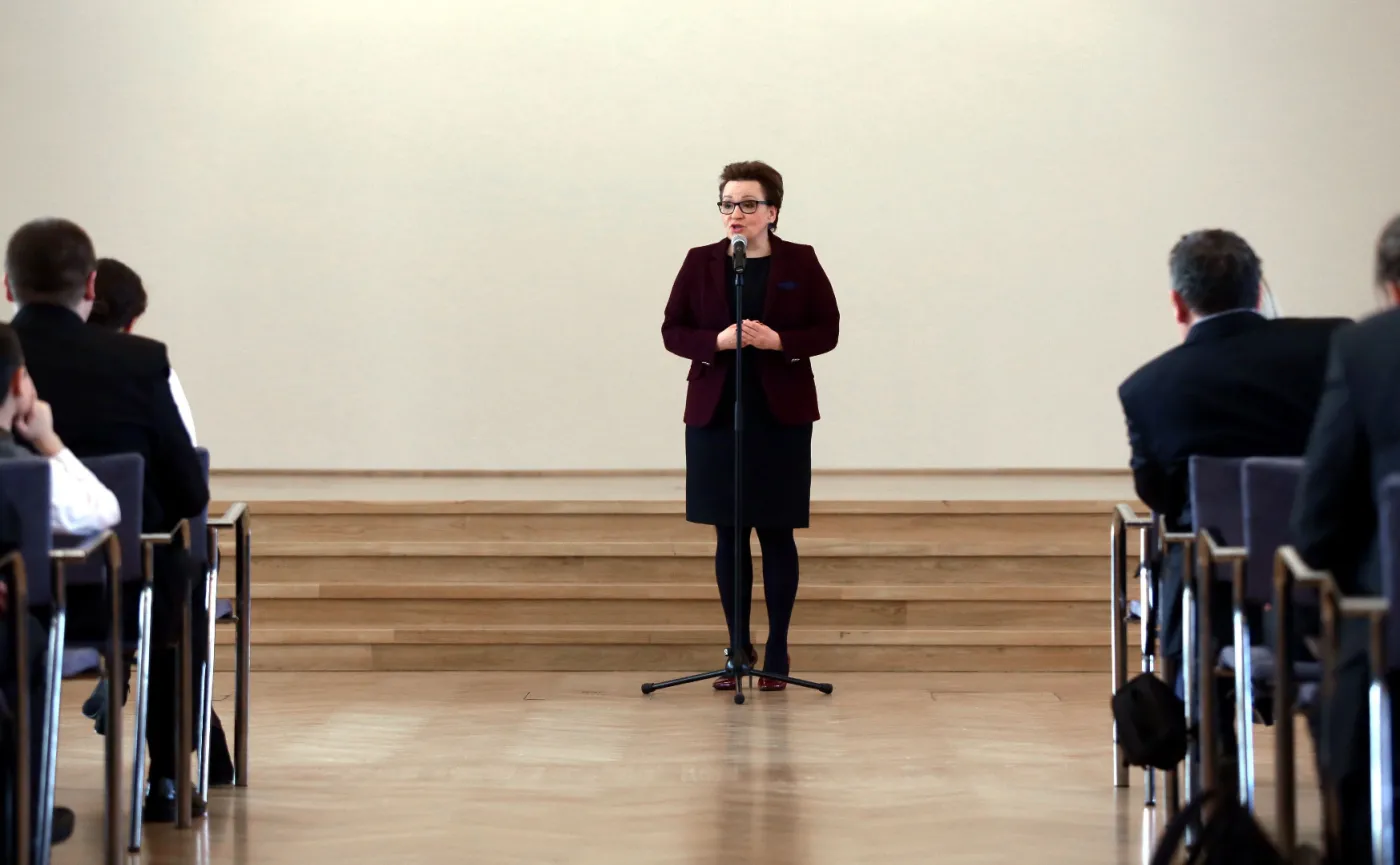 Minister edukacji narodowej Anna Zalewska podczas uroczystości wręczenia dyplomów w KPRM