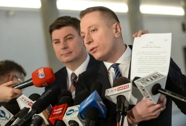 PO: Chcemy ukrócić "szarżę kasty panów na ulicach". Mniej osób skorzysta z uprzywilejowanych kolumn?