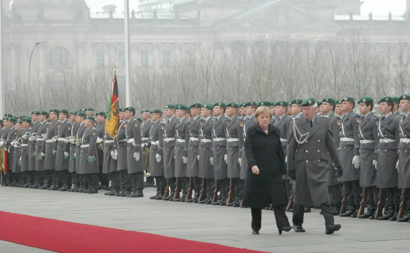 Niemcy: Merkel potwierdza plan zwiększenia wydatków na wojsko do 2 proc. PKB