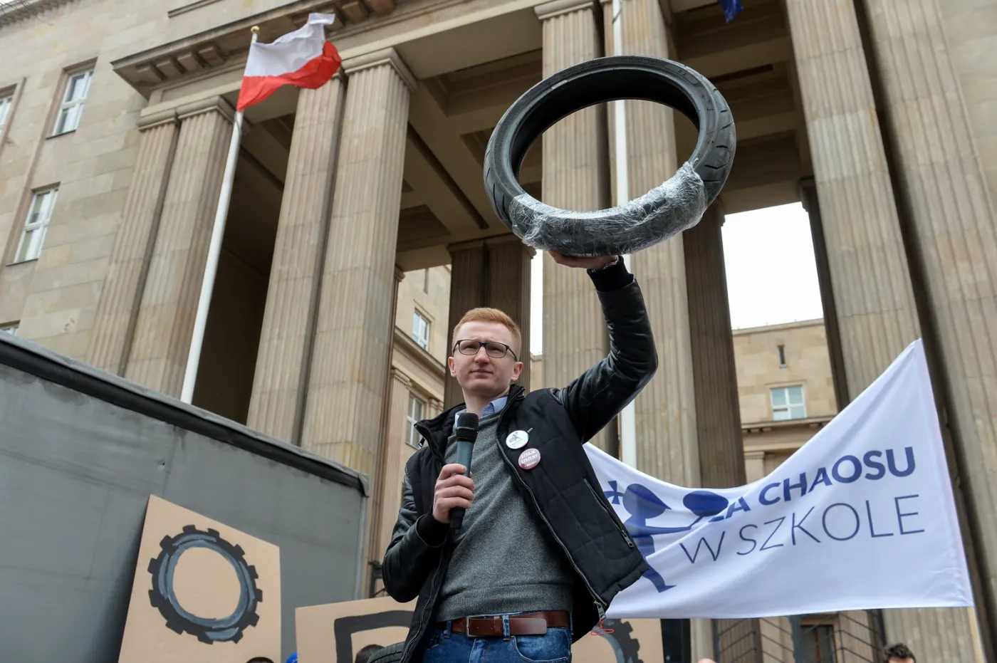 "Protest 100 opon" przed MEN przeciw wprowadzeniu reformy edukacji
