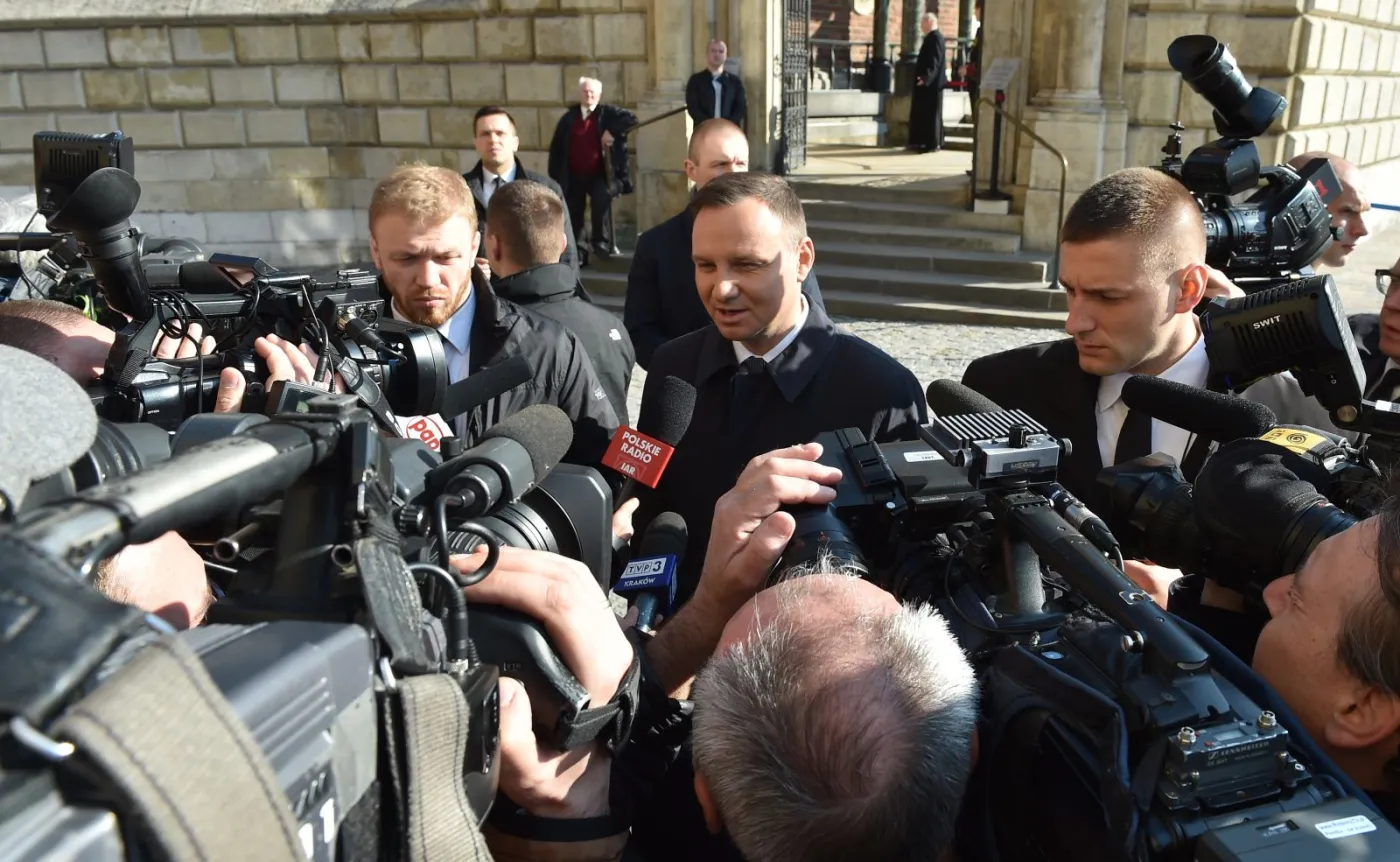 Prezydent Andrzej Duda rozmawia z dziennikarzami po wyjściu z Krypty pod Wieżą Srebrnych Dzwonów na Wawelu