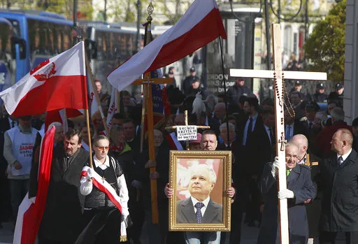 Premier i politycy PiS złożyli kwiaty w Świątyni Opatrzności Bożej