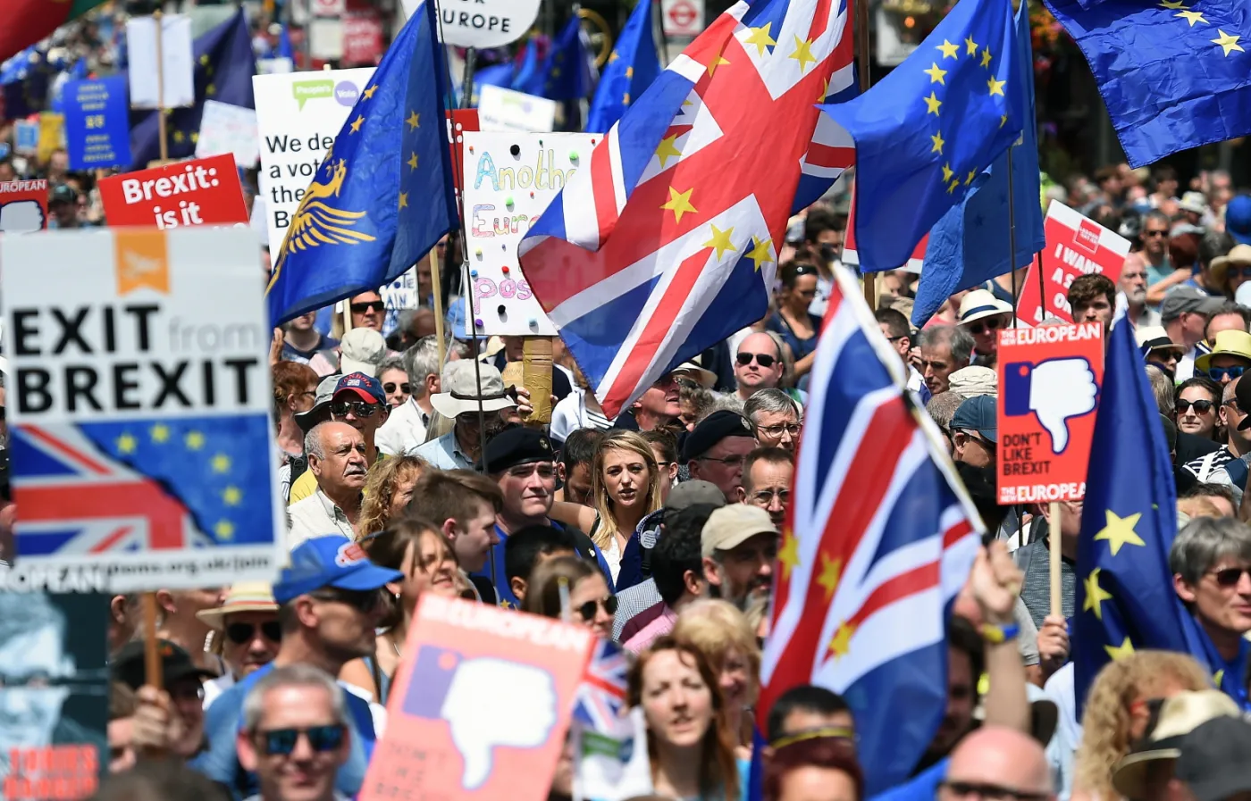 Wielka Brytania: Tysiące osób maszerują ulicami Londynu przeciwko Brexitowi