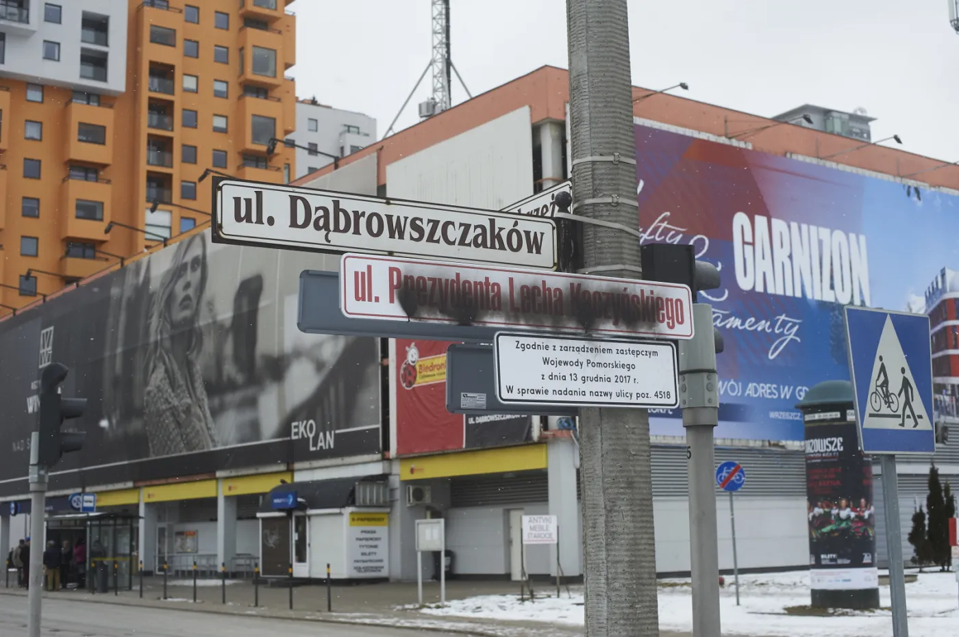"Ul. Prezydenta Lecha Kaczyńskiego" w Gdańsku. Policja wie, kto zasłonił tablice. Szukają sprawcy zamazania