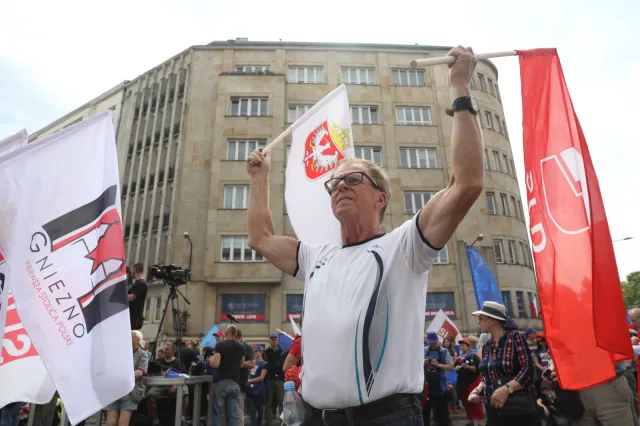 Rozpoczął się wiec OPZZ pod hasłem "Polska potrzebuje wyższych płac"