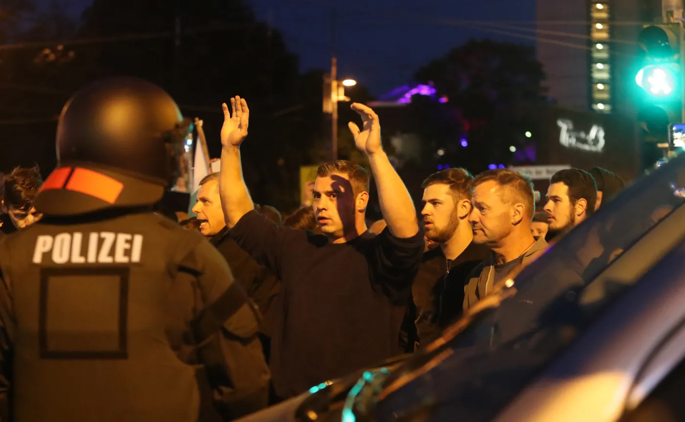 Policja blokuje skrajną prawicę w Chemnitz