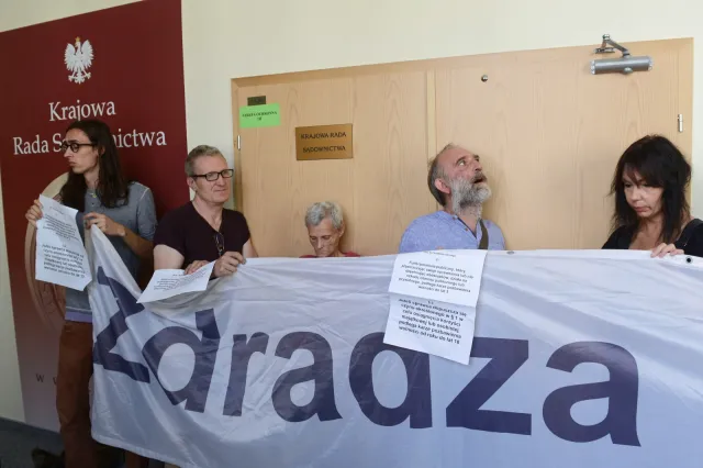 Piotrowicz: Garstka niezadowolonych z utraty przywilejów blokuje prace KRS