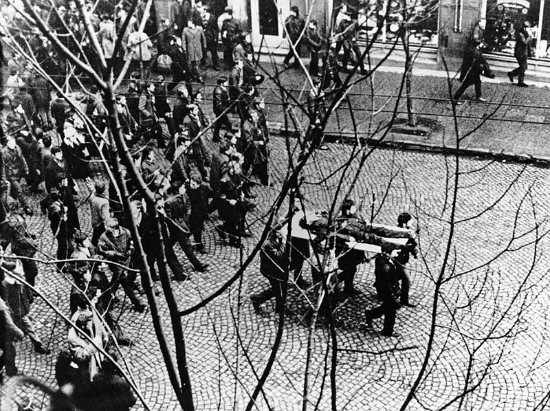 Grudzień '70. Na polecenie Kliszki zablokowano Stocznię. Do robotników wojsko otworzyło ogień
