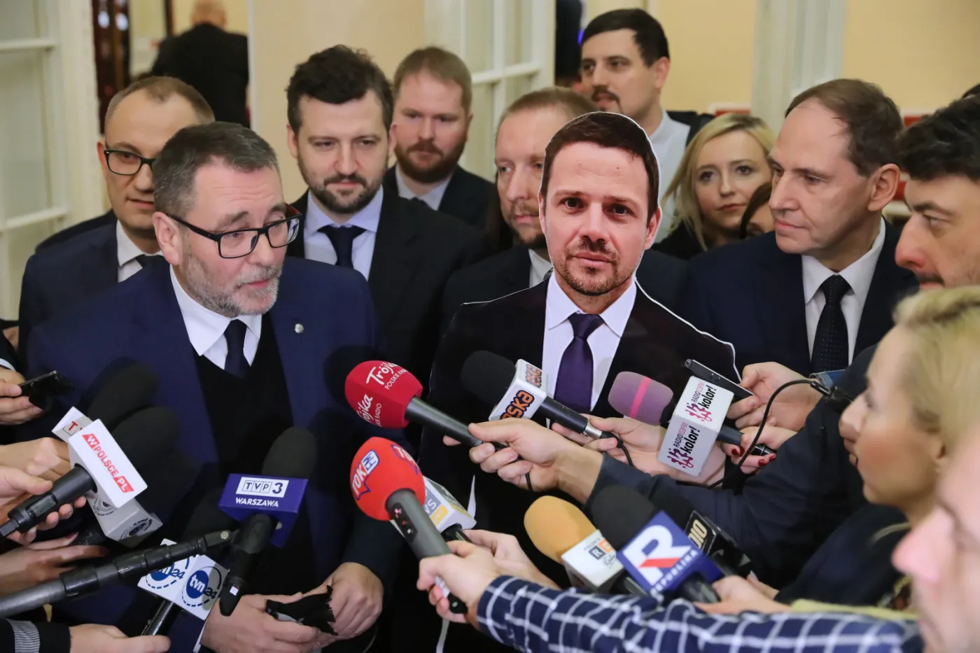 Użytkowanie wieczyste: Na sesję radni PiS przynieśli kartonową podobiznę Rafała Trzaskowskiego