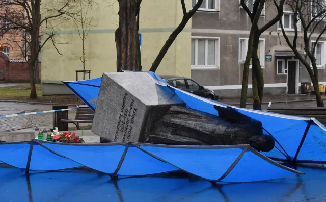 Gdańsk: Trzej mężczyźni przewrócili pomnik ks. Jankowskiego