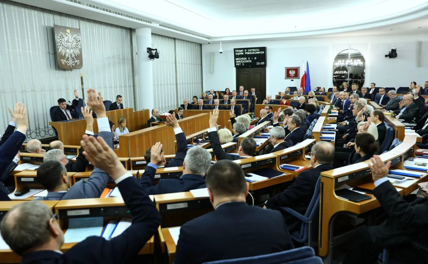 Głosowało 99 senatorów. 51 za odrzuceniem ustaw sądowych