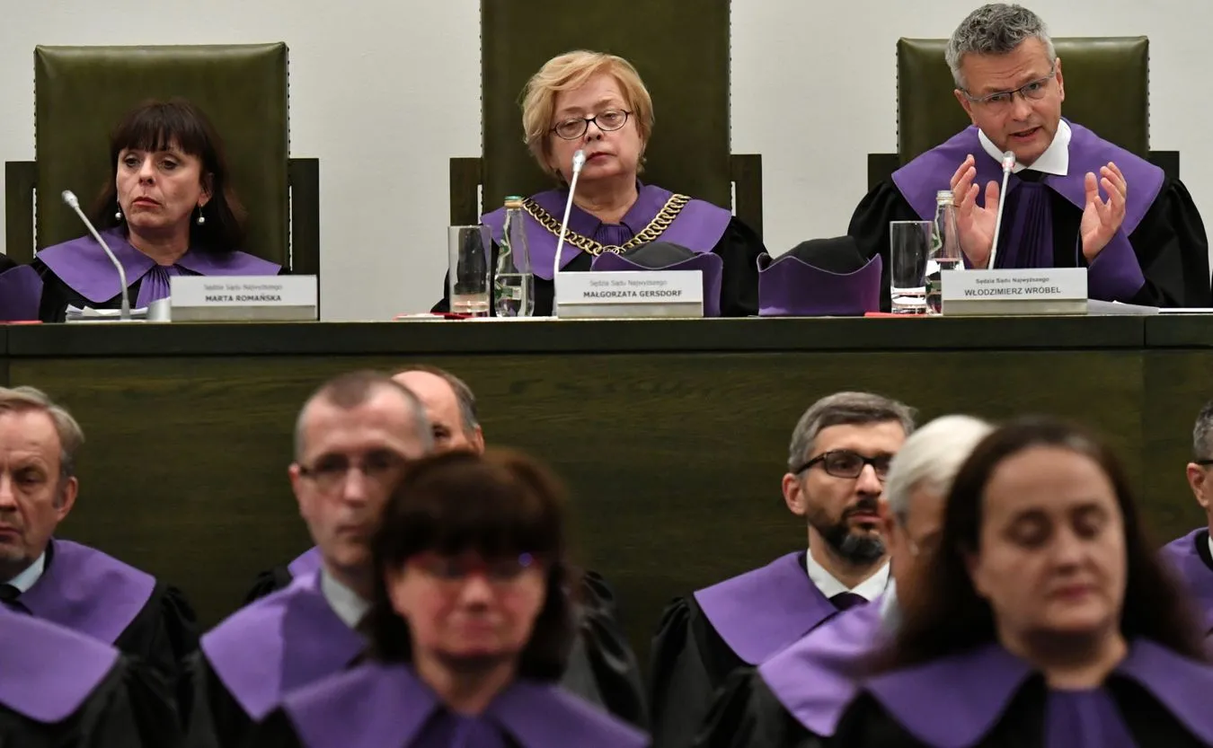 Rozłam ustrojowy. Uchwała SN dzieli trzecią władzę