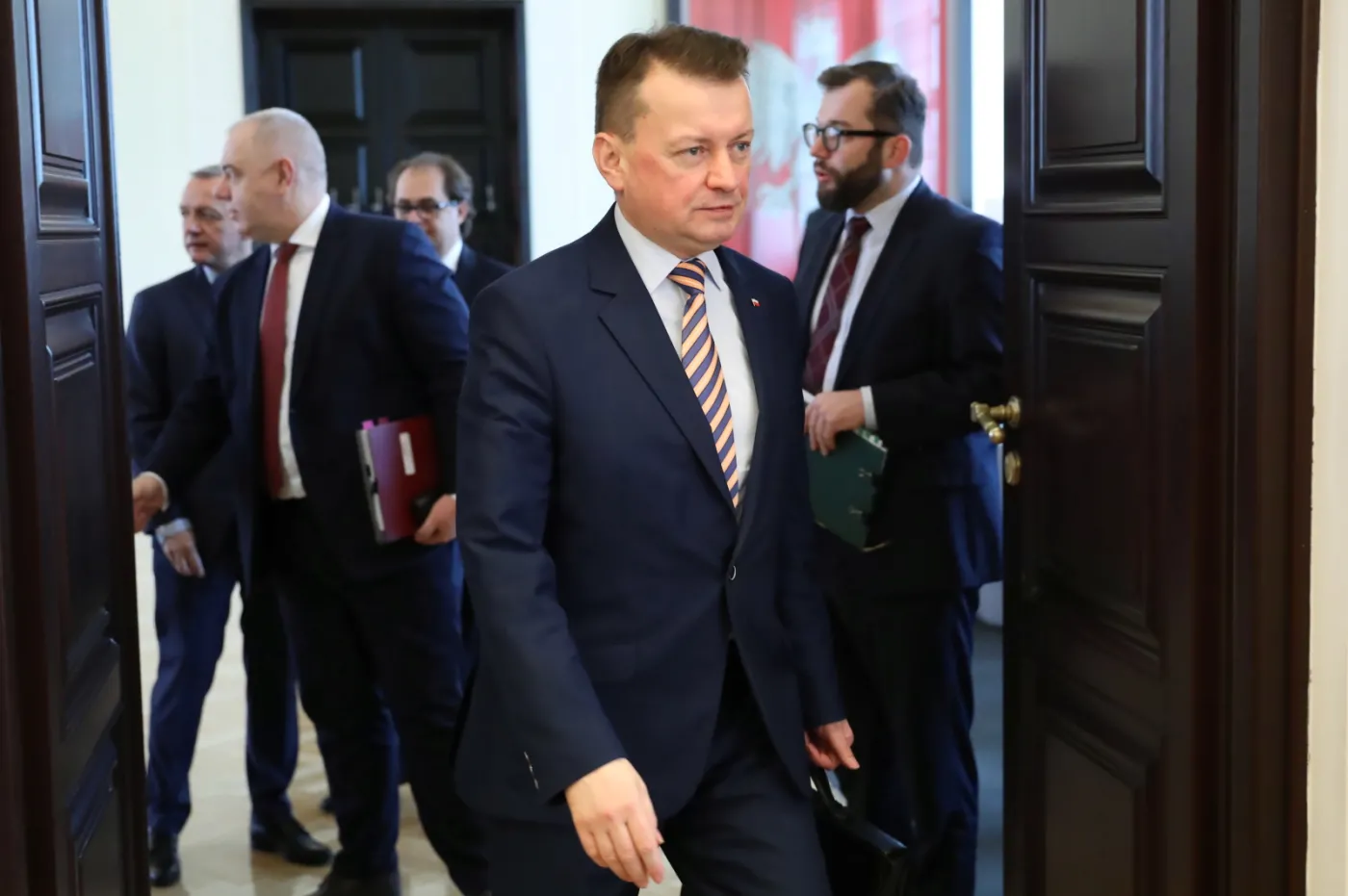 Szef MON: Doniesienia o wyprowadzeniu wojsk na ulice i zamykaniu miast to fake newsy