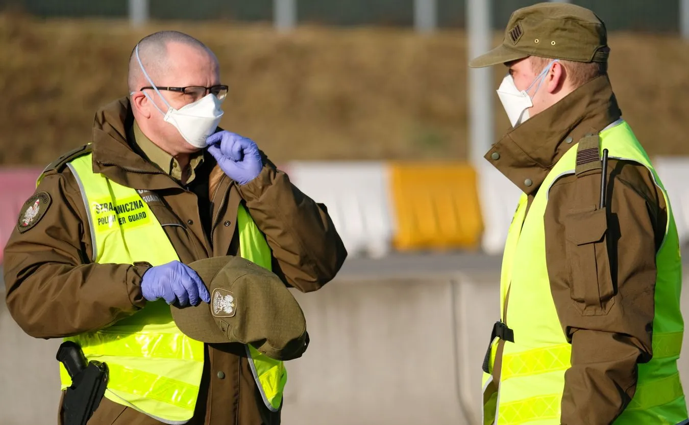 Pustki w pociągach i autobusach. Rząd nie zawiesi całkowicie komunikacji lądowej
