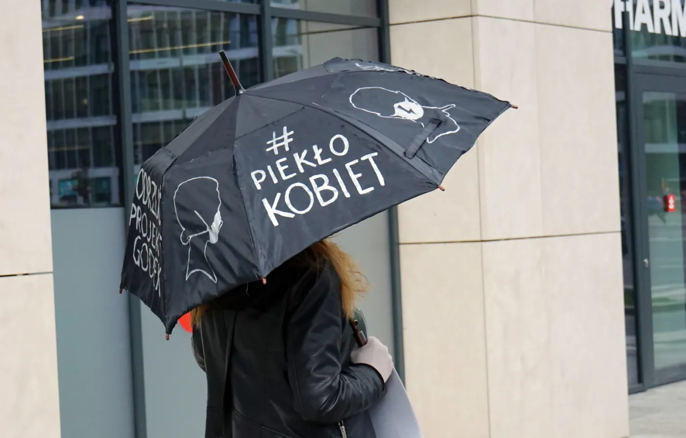 Zaostrzenie prawa aborcyjnego dzisiaj w Sejmie. Pomimo pandemii trwa protest kobiet