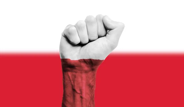 Patriotyzm schodzi na dalszy plan. Jedynie co czwarty Polak związany z ojczyzną (CBOS)