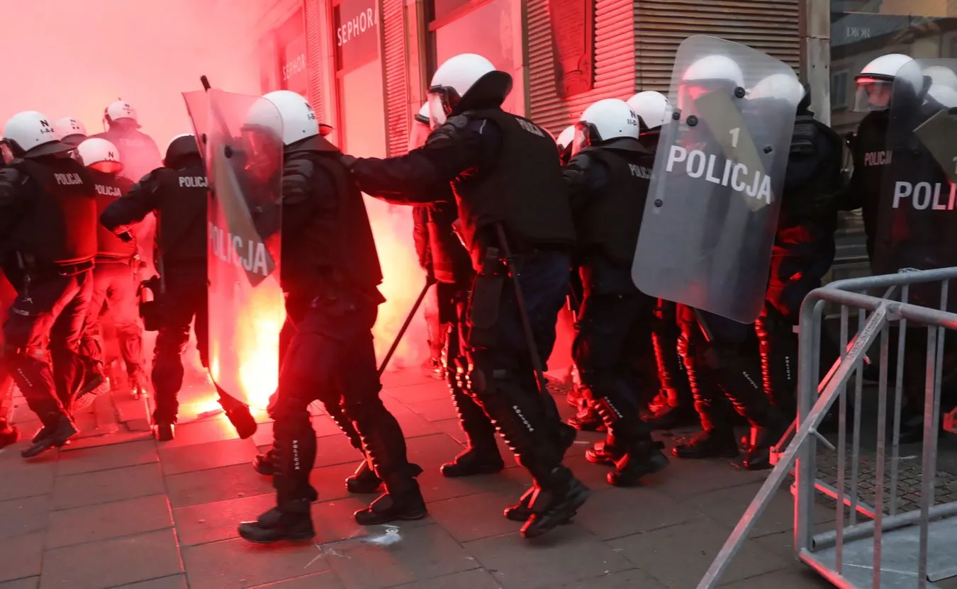 Policja na rondzie de Gaulle'a podczas Marszu Niepodległości w Warszawie