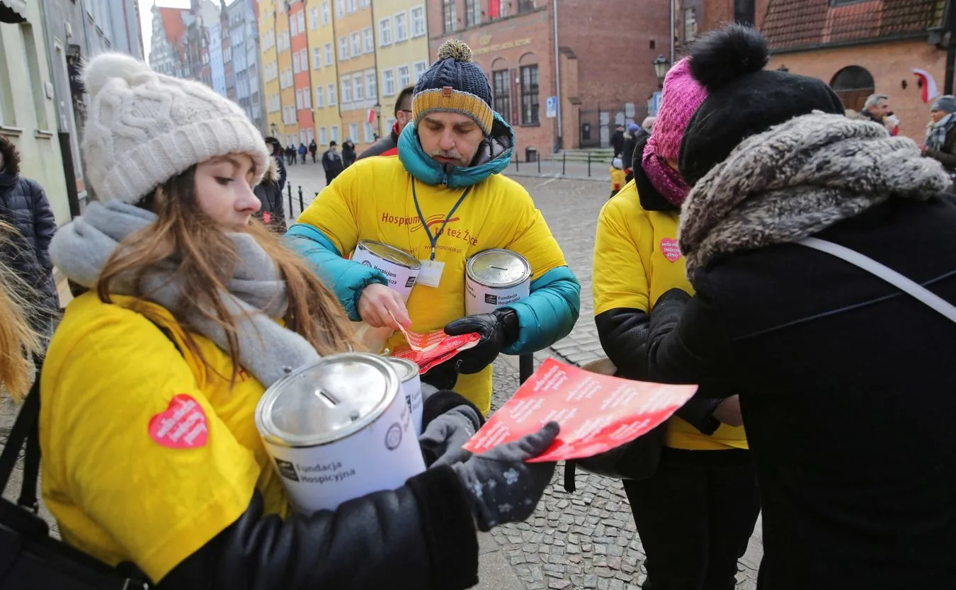 Gdańsk, kwesta na rzecz Hospicjum im. ks. Dutkiewicza i WOŚP; pożegnanie Pawła Adamowicza