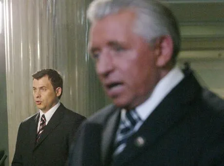 13.02.2006 Warszawa. Sejm. Przed oredziem prezydenta Kaczynskiego dotyczacym mozliwego skrocenia kadencji Sejmu. Andrzej Lepper udziela wywiadu w tle Wojciech Olejniczak.Fot. Adam Jagielak