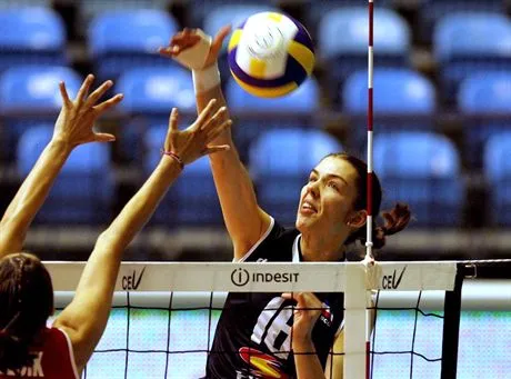 epa00535526 Anja Spasojevic R of Serbia and Montenegro shoots the ball over Izabela Belcik L of Poland during their Womens European Championship volleyball match in Zagreb on Thursday 22 September 2005.  EPAANTONIO BATDostawca PAPEPA.