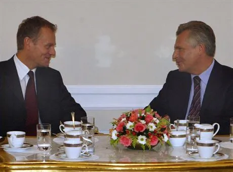 28.09.2005. WARSZAWA PALAC PREZYDENCKIPOWYBORCZE KONSULTACJE PREZYDENCKIE POMIEDZY PLATWORMA OBYWATELSKA I PREZYDENTEM RPNZ  DONALD TUSK ALEKSANDER KWASNIEWSKI FOT. PIOTR MOLECKI