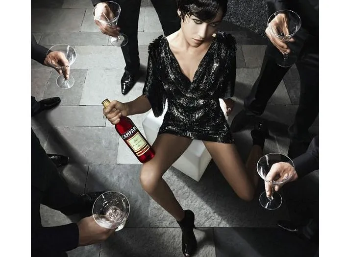 Dziewczyna Bonda reklamuje Campari