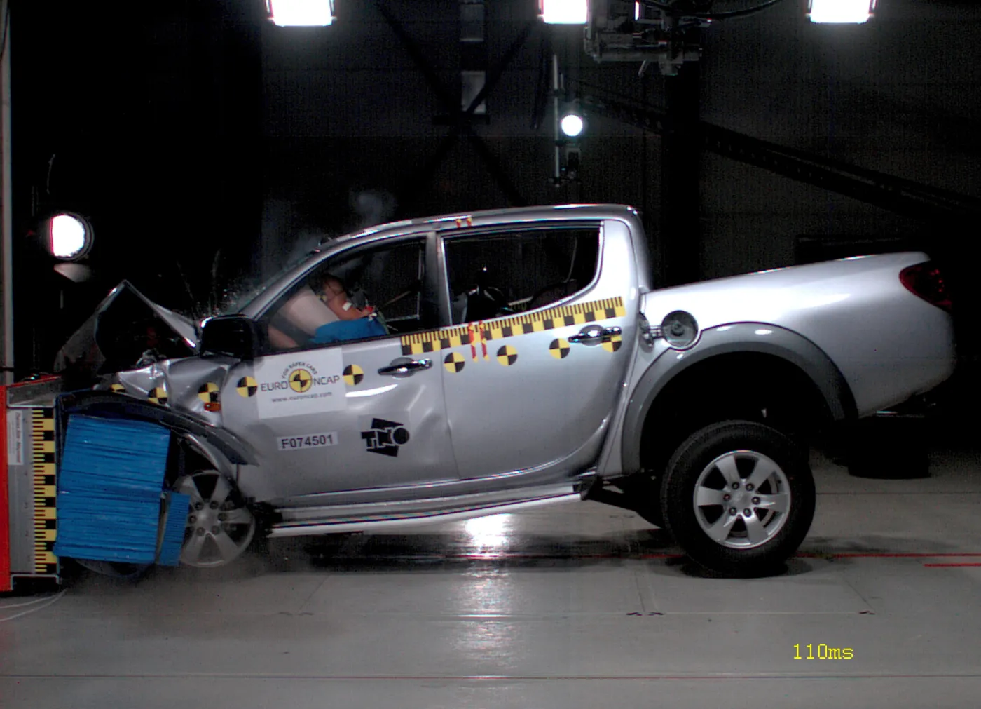 fr_mitsubishi_l200_f_59342a_151849.jpg