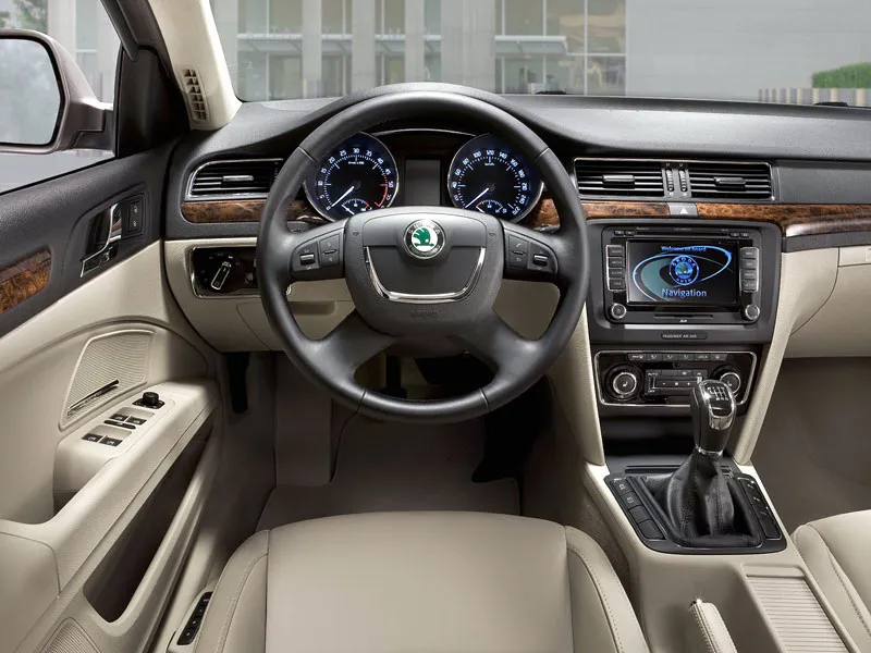 fr_skoda_superb_est_245715a_959584.jpg