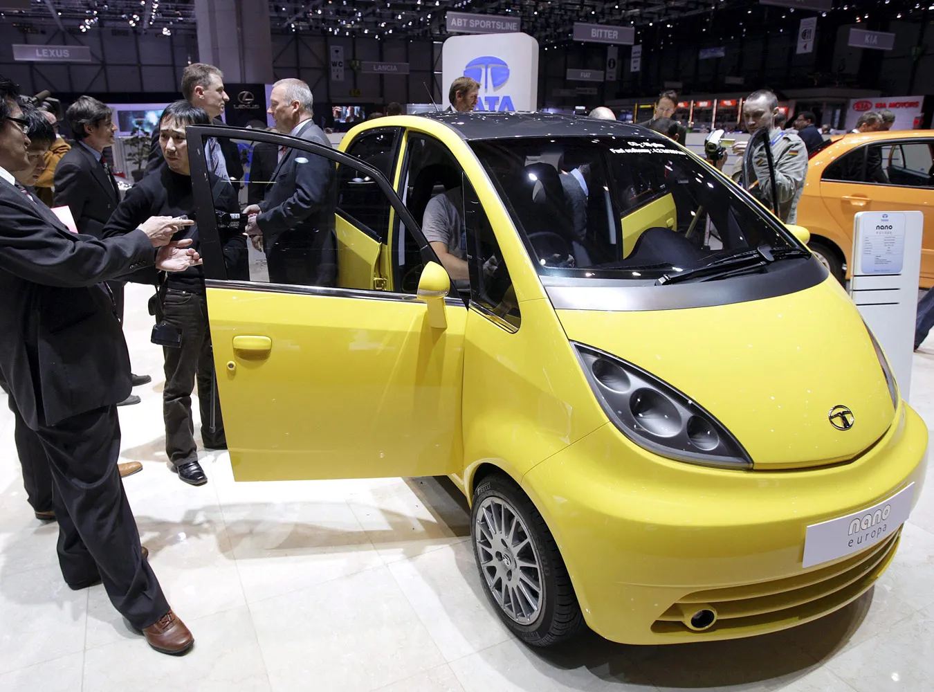 new_tata_nano_europ_277505a_585089.jpg