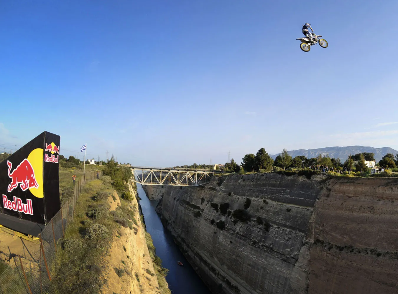 Motocyklista leciał w powietrzu! Przeżył?