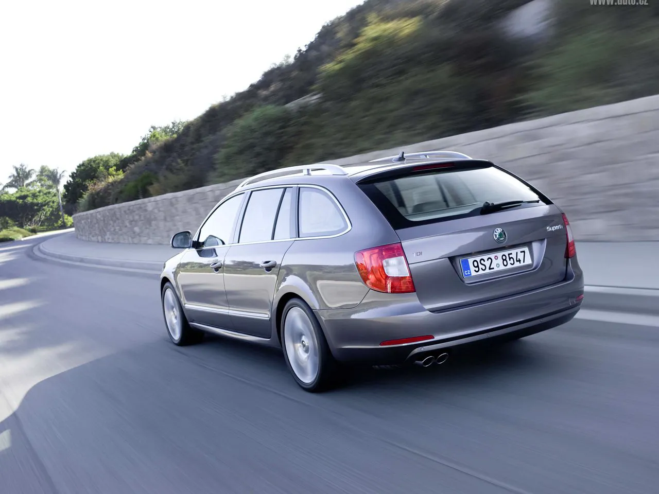 fr_skoda_superb_est_245720a_960007.jpg