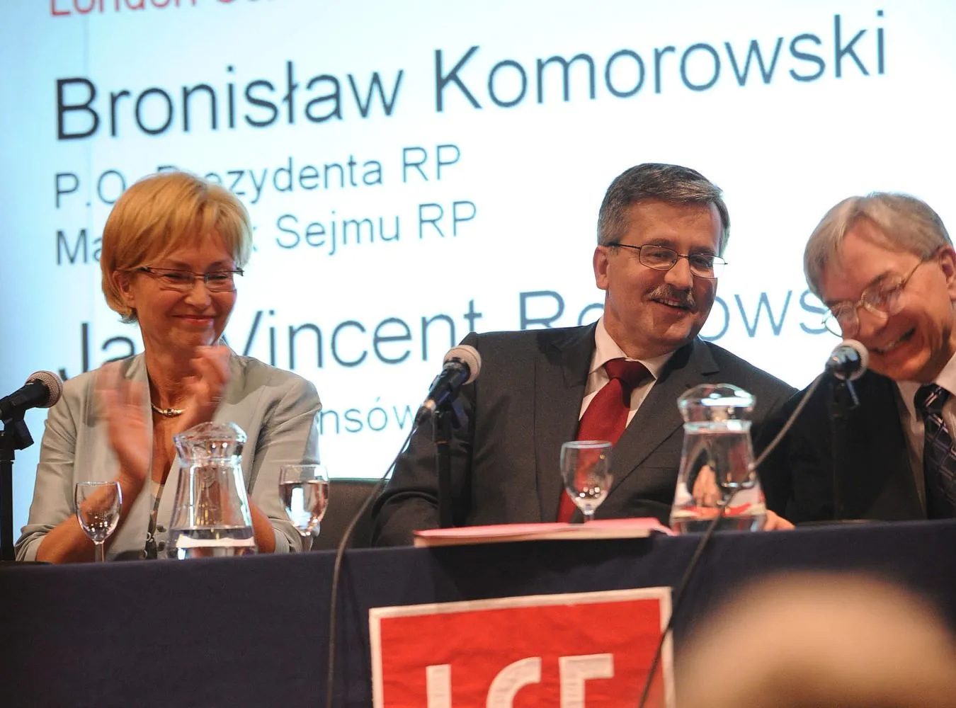 To on rzucił marszałkowi sztucznego penisa